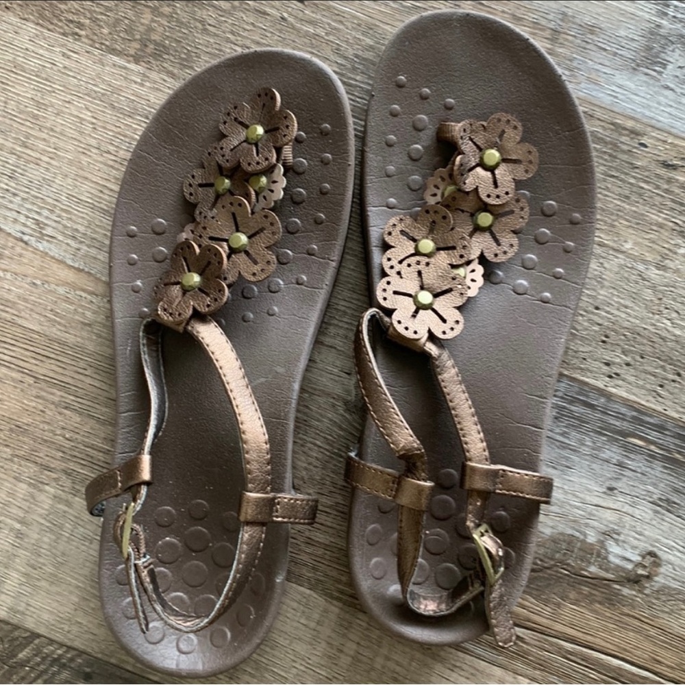 Vionic Bronze Julie Il sandals size 6 EU
37 with flower embellishments